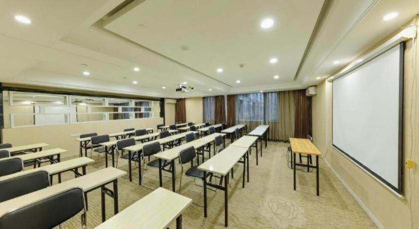 Hotel Comfort Capital Airport Shunyi Metro Station 3*